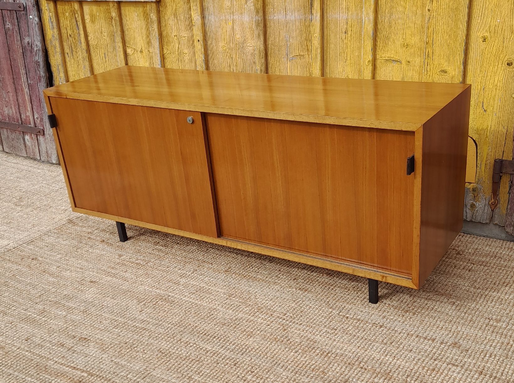Cassettiere: Florence Knoll Sideboard Nussbaum – Usato da Haslen AI venduto da Vintagelix