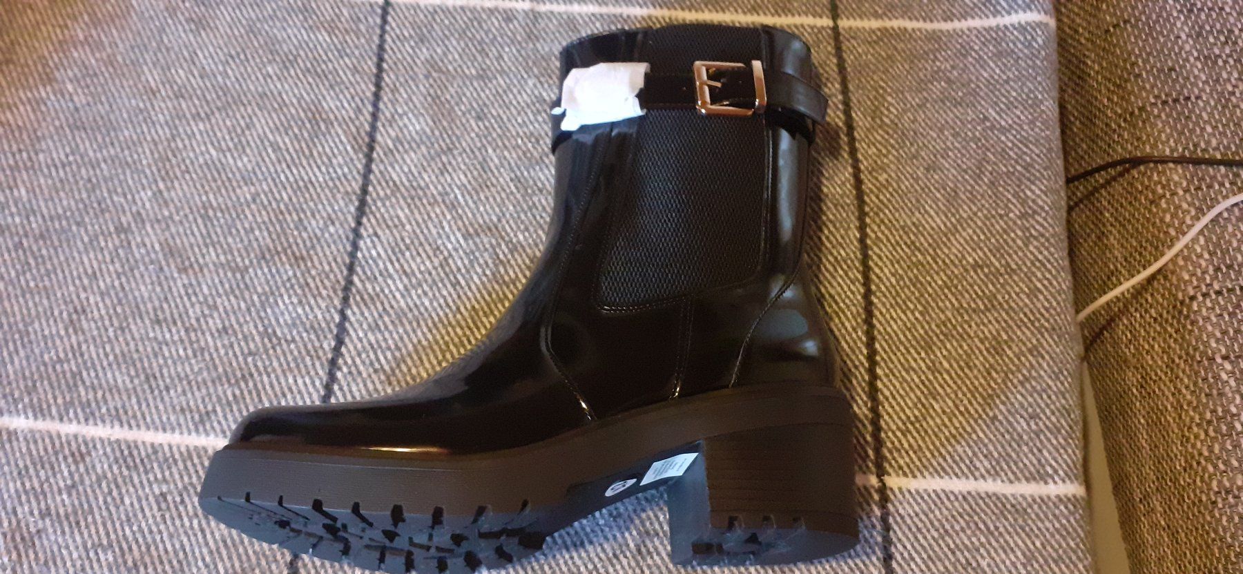 Scarpe da donna: Modischer Boot / Stiefel mit dekorativer Schnalle, Lackoptik – Nuovo e nell'imballaggio originale da Herisau venduto da Sakusson 3