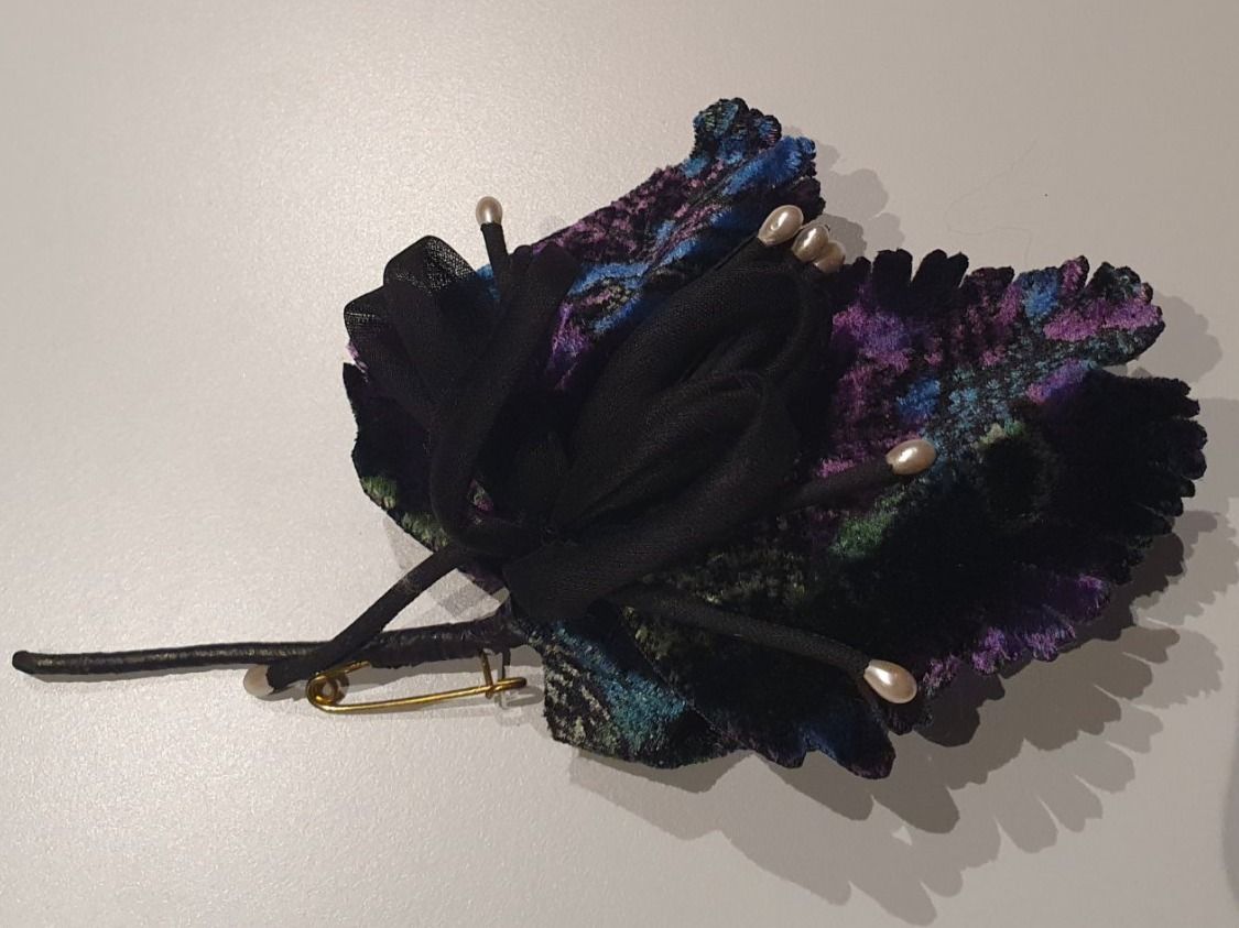 Broschen & Nadeln: Brosche Blumen, schwarz, bunt, gross, Vintage – Gebraucht aus Heinrichswil von sabi2809 1
