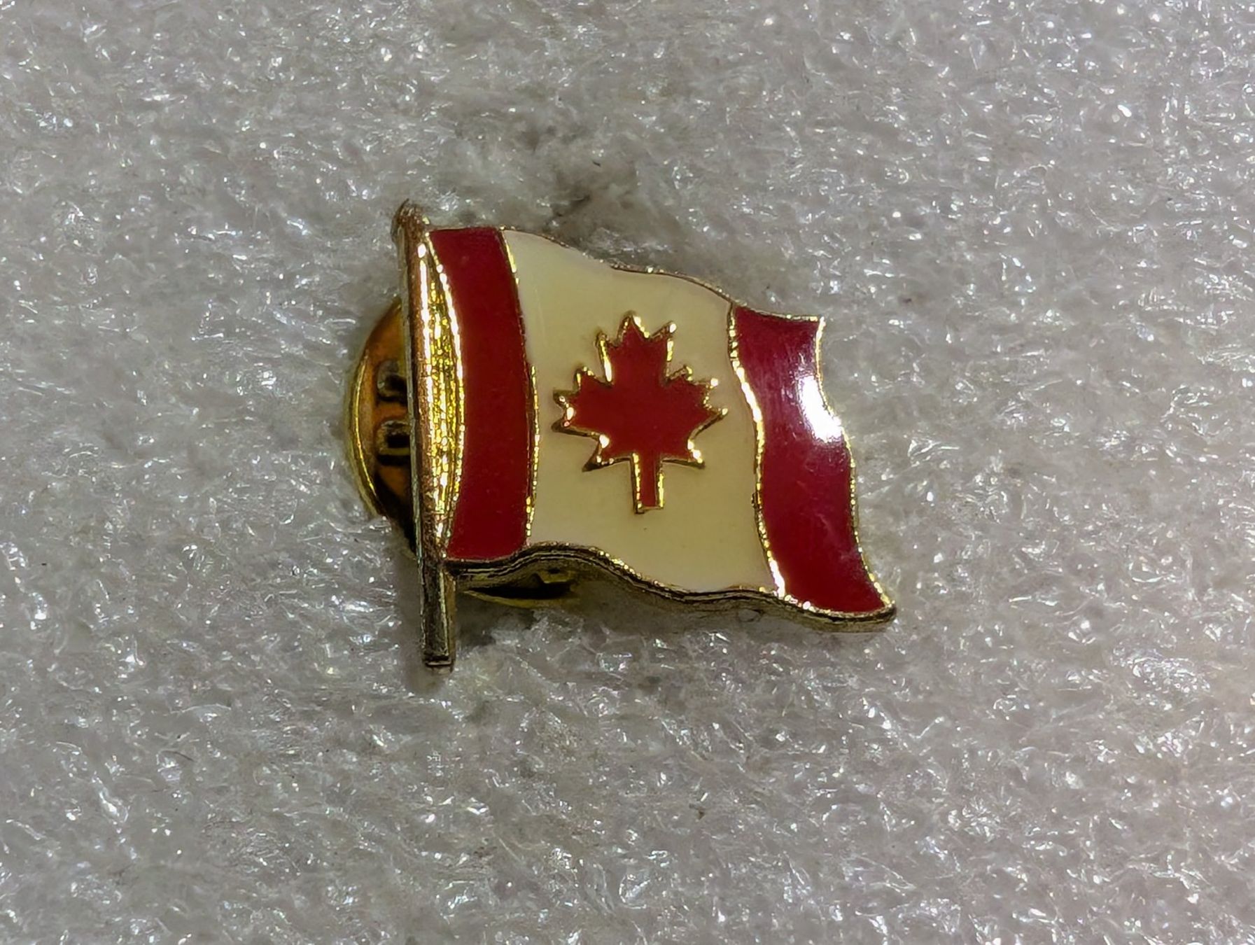 Placchette & Badge: Ansteckpin 214: Kanada Flagge – Usato da Oppligen venduto da Pin-Fall-Shop