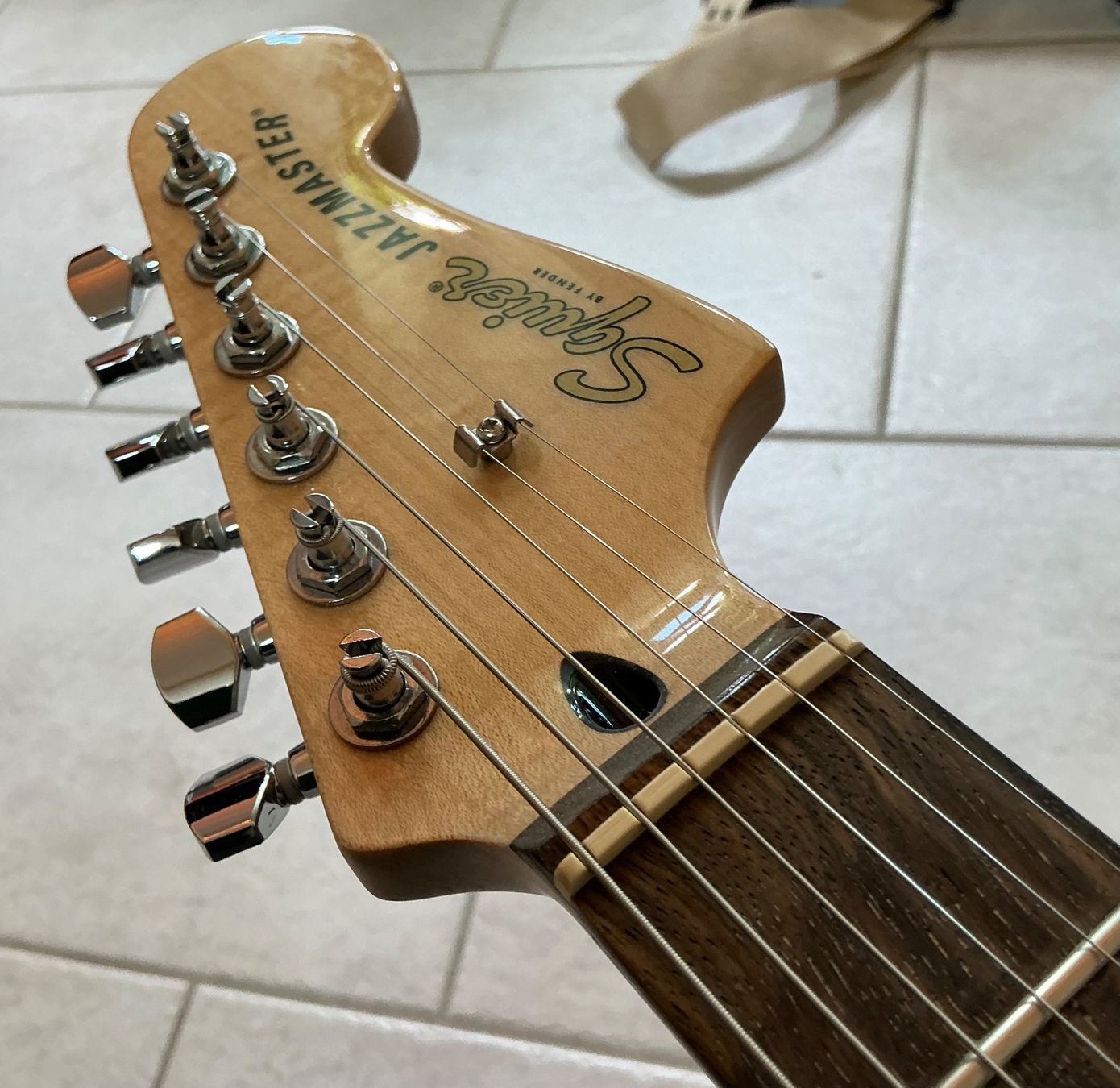 Squier Strumenti musicali: Squier by Fender Affinity Jazzmaster Ltd. Black/Burnt Orange – Nuovo (secondo la descrizione) da Rümlang venduto da barognoni 6
