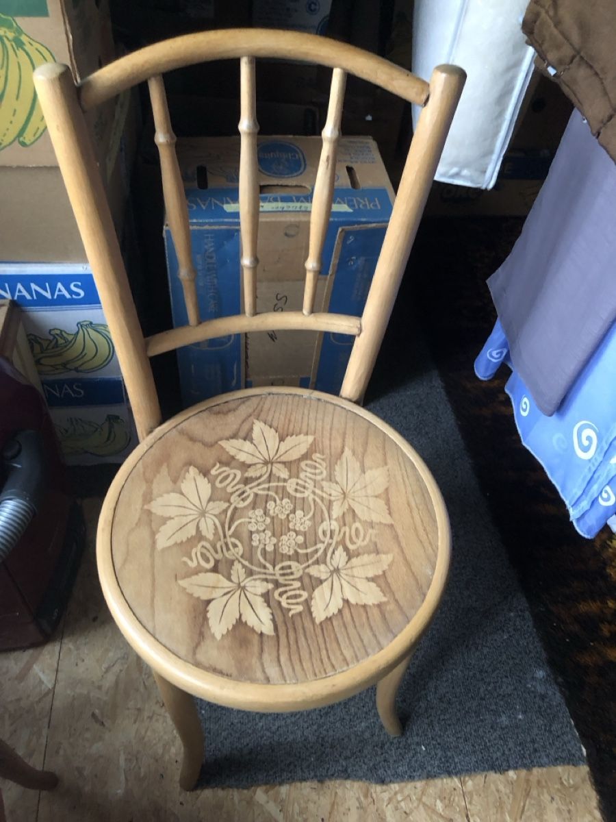 Sedie: Solid Wood Round Accent Chair with Engraved Maple Leaf – Usato da St.Gallen venduto da 30books