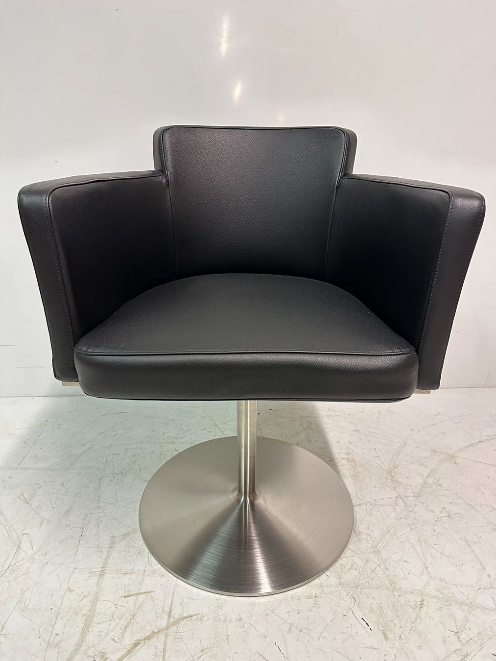 Cassina Sessel: CASSINA Drehstuhl Designklassiker schwarzer Sessel – Gebraucht aus Luzern von Lager6640 1