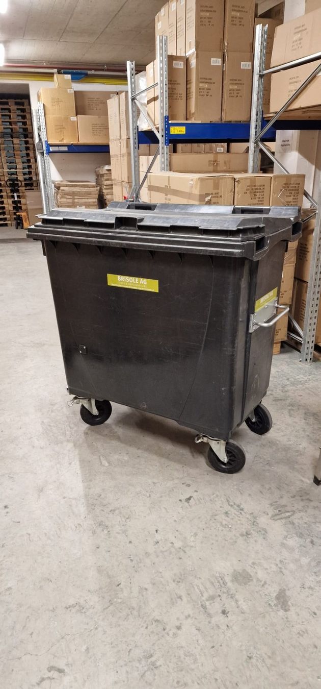 Eléments de bureau: Abfallcontainer 660L mit Deckel und Rädern – D'occasion à Kirchberg BE par Hermi73 3