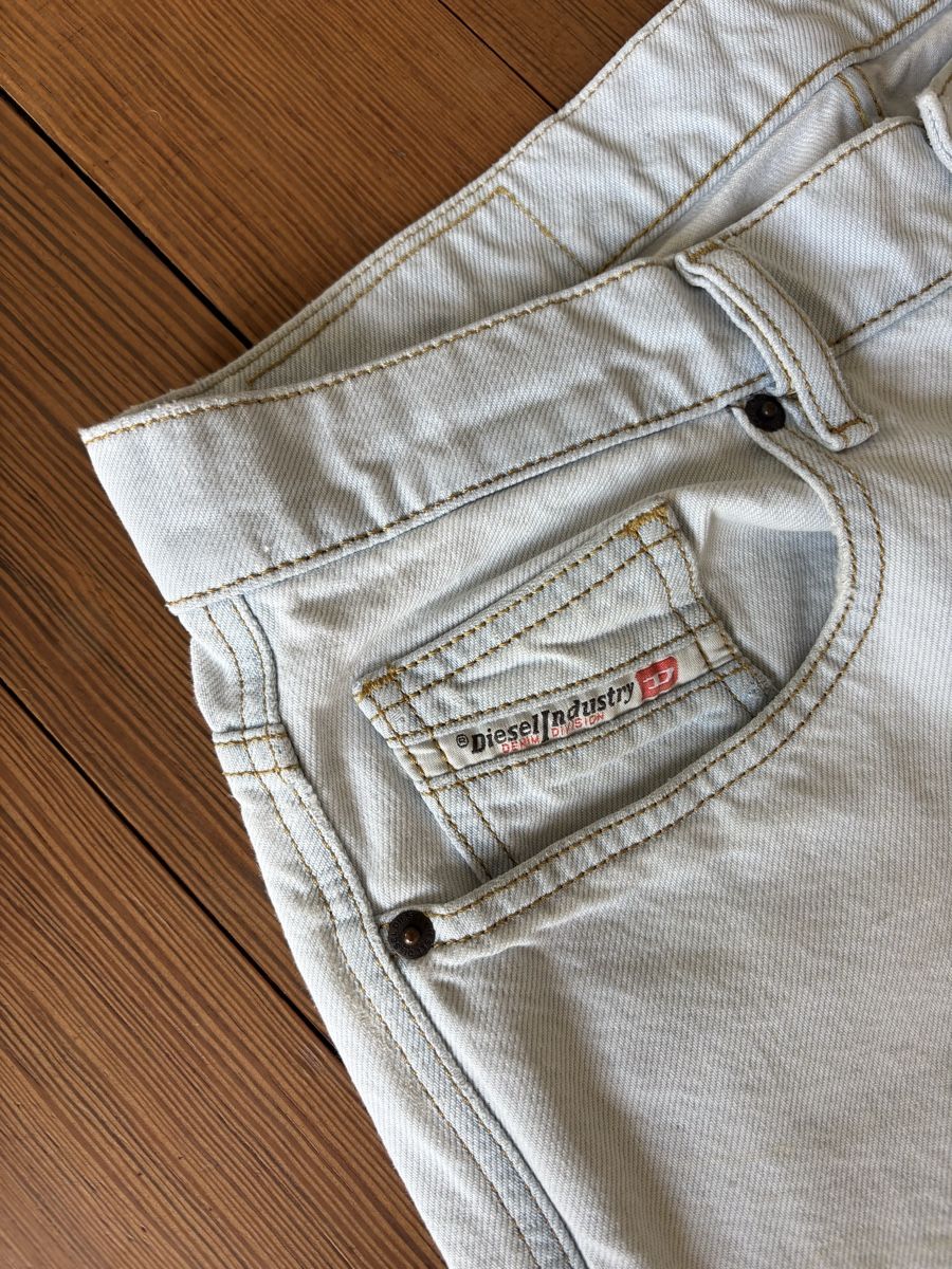 Diesel Jeans: Diesel Jeans hellblau mit Muster Design  – Gebraucht aus Adliswil von mikkital 3