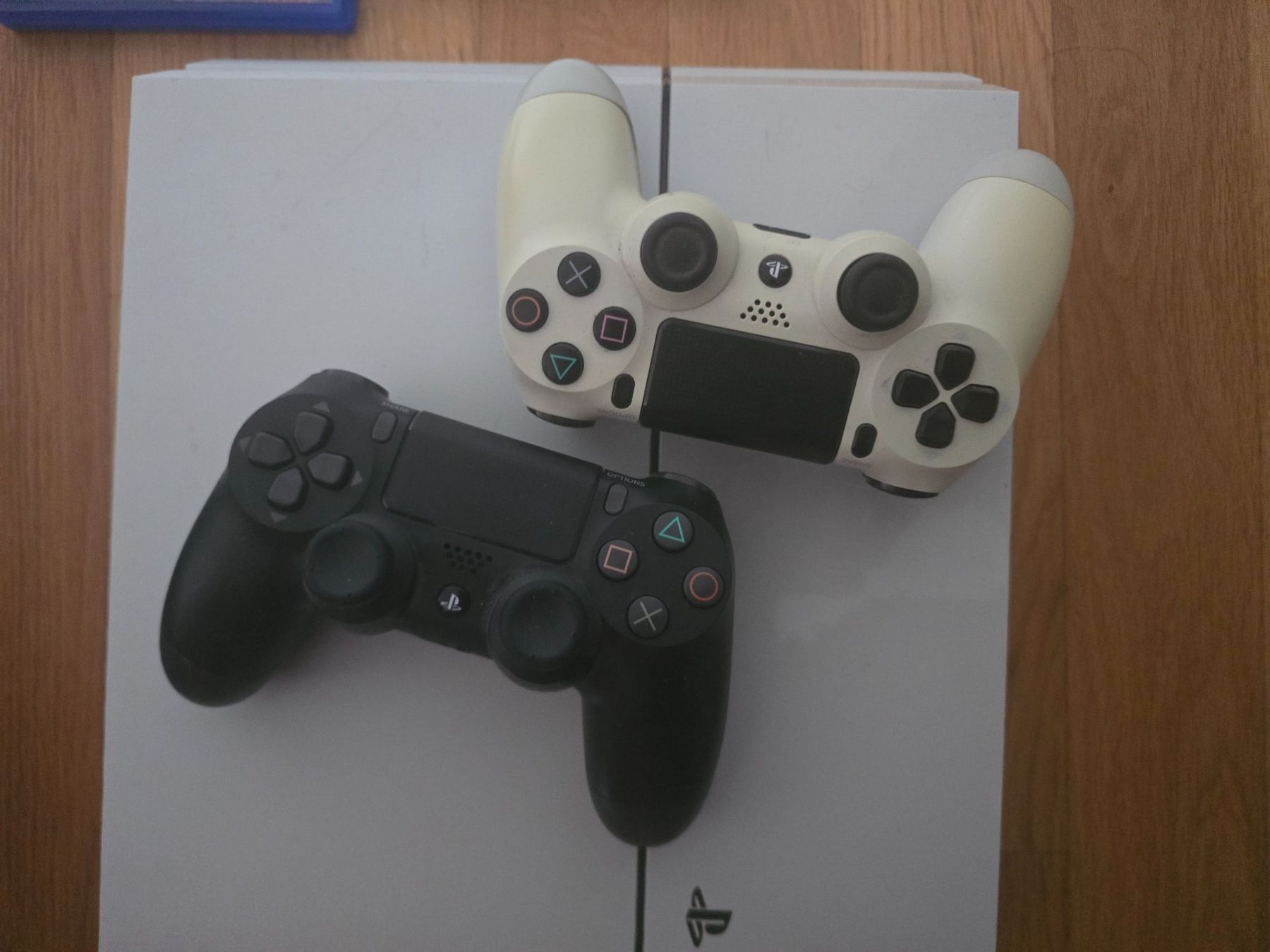 Sony Consoles: Ps4 inkl 5 Spielen + 2 Controller – D'occasion à Mülligen par adi1710