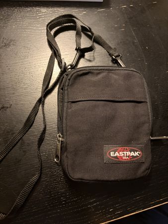 Umhängetasche Eastpak schwarz mit Schultergurt gebraucht