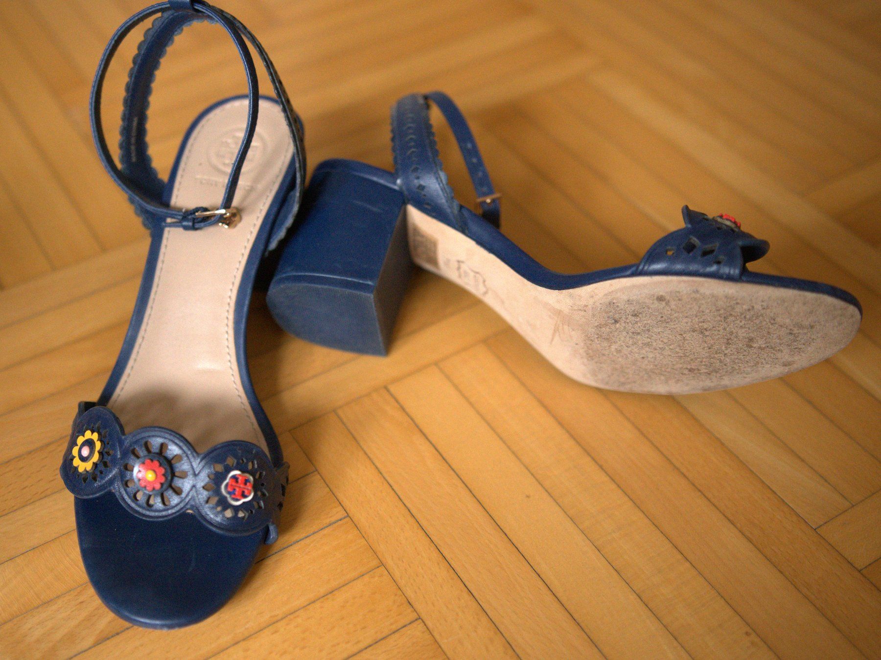 Tory Burch Scarpe da donna: Tory Burch Sommersandalen, Gr. 38, Dunkelblau, Leder – Usato da Romanshorn venduto da SwissEnn 8
