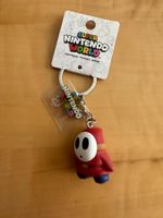 Super Nintendo World Schlüsselanhänger – Shy Guy Figur