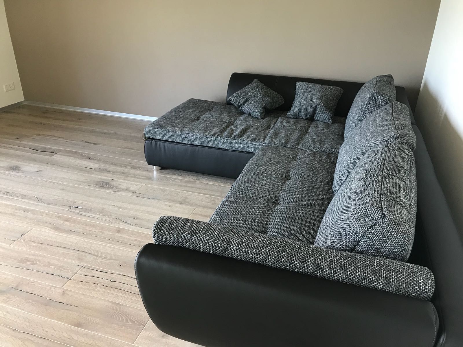 Conforama Sofas: Ecksofa schwarz grau Stoff Kunstleder gebraucht – Gebraucht aus Schwendibach von Jack.3 1