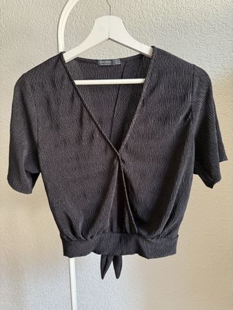 Top noir tissu plissé ouverture dos Bershka, t.36/S