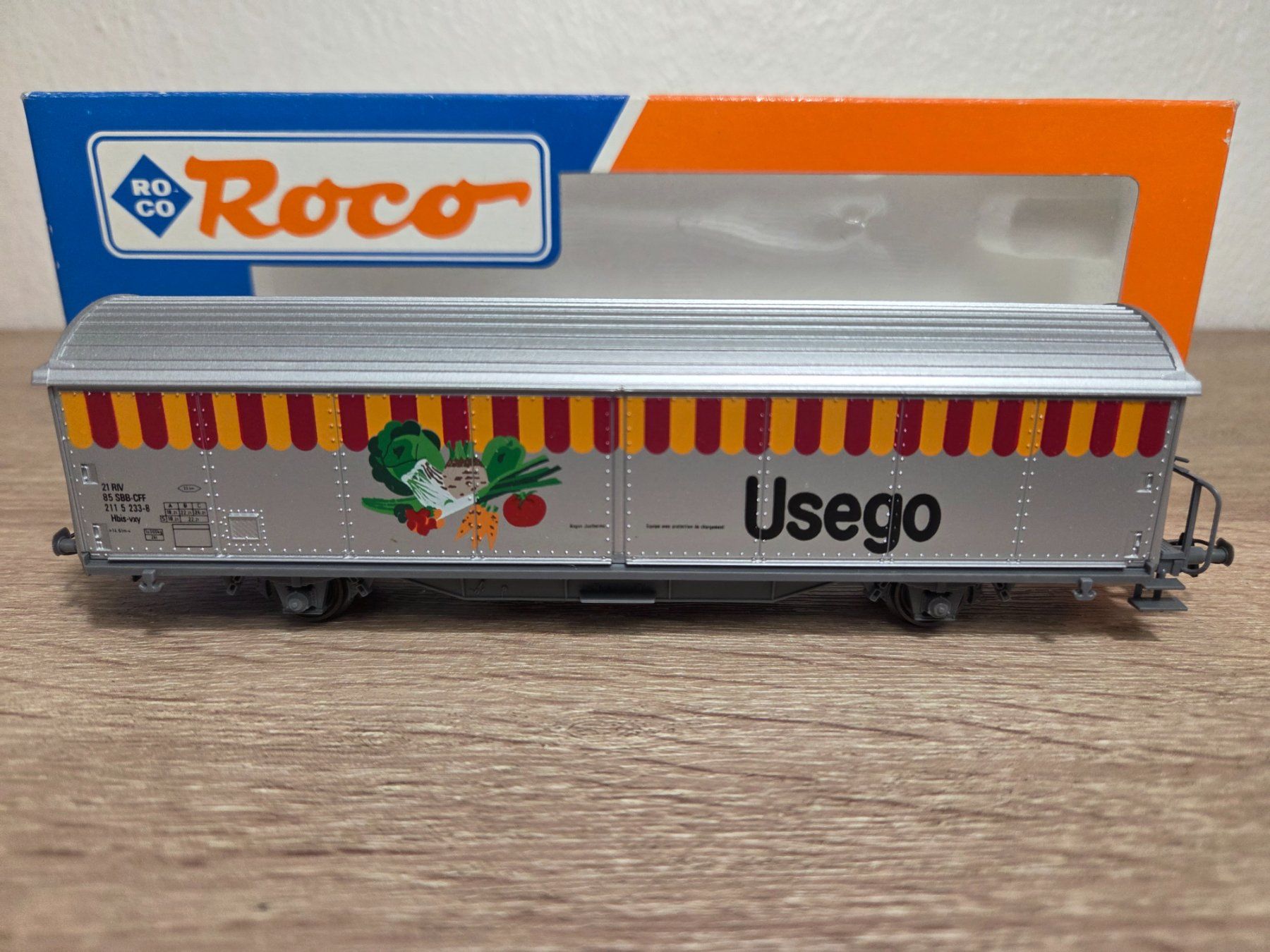 Roco Modellini di ferrovie: Roco 291024 Güterwagen Usego SBB H0 – Nuovo e nell'imballaggio originale da St-Aubin-Sauges venduto da Lo_Go