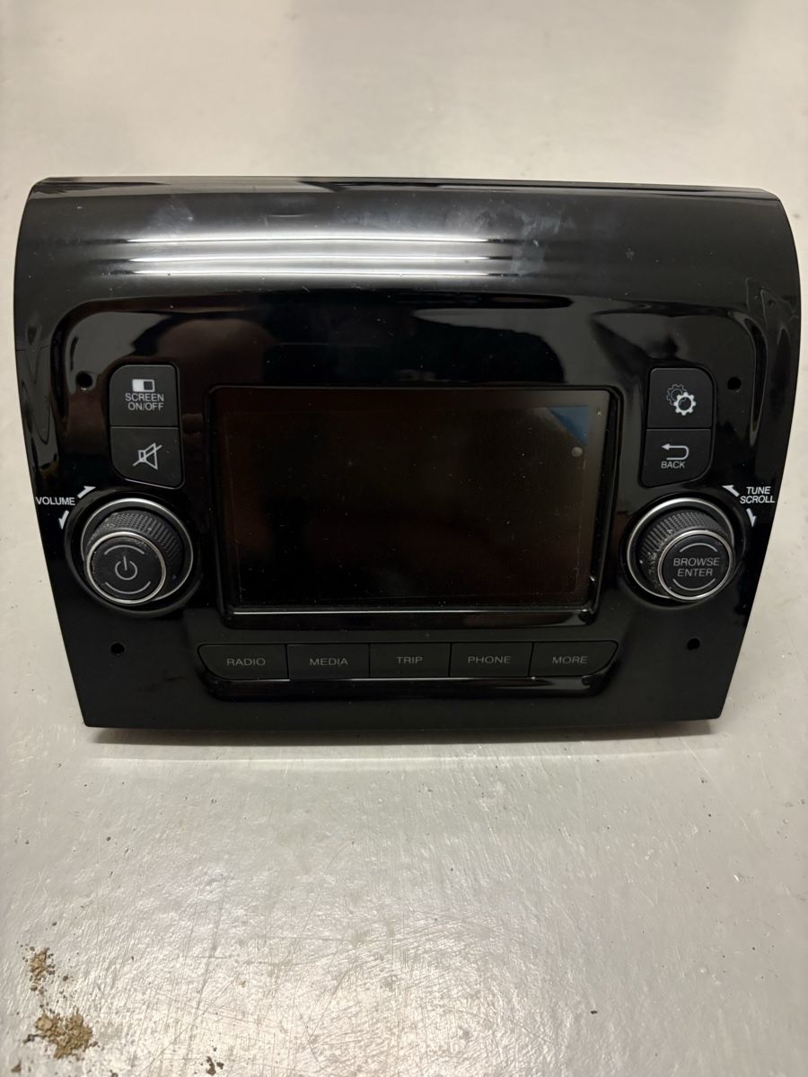Radios: Autoradio  – D'occasion à Riken AG par VFAEG8x8