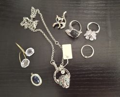 7-teiliges Modeschmuck-Set: Kette, Ringe, Ohrringe, Brosche
