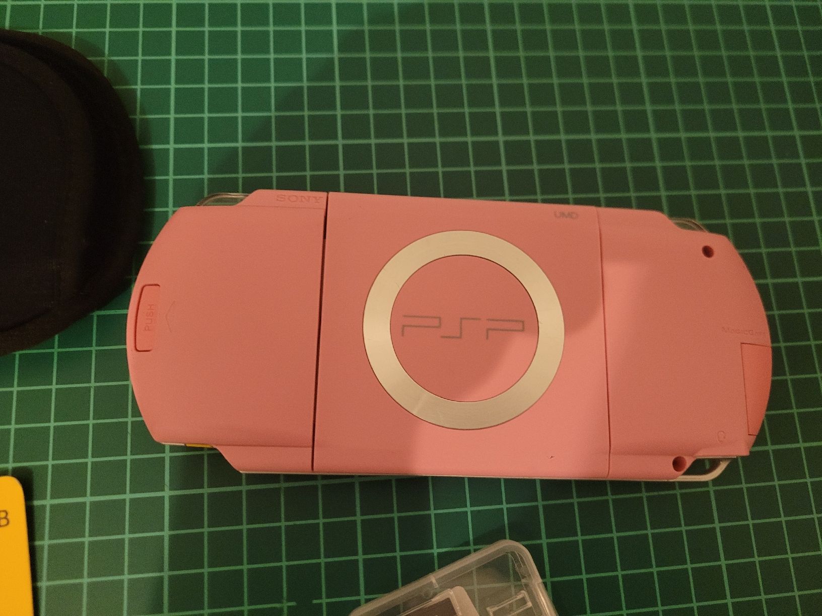 Sony Konsolen: PSP Pink, 64GB Memory Card, Case - Great Condition! – Gebraucht aus Meyrin von Retro-GZ 2