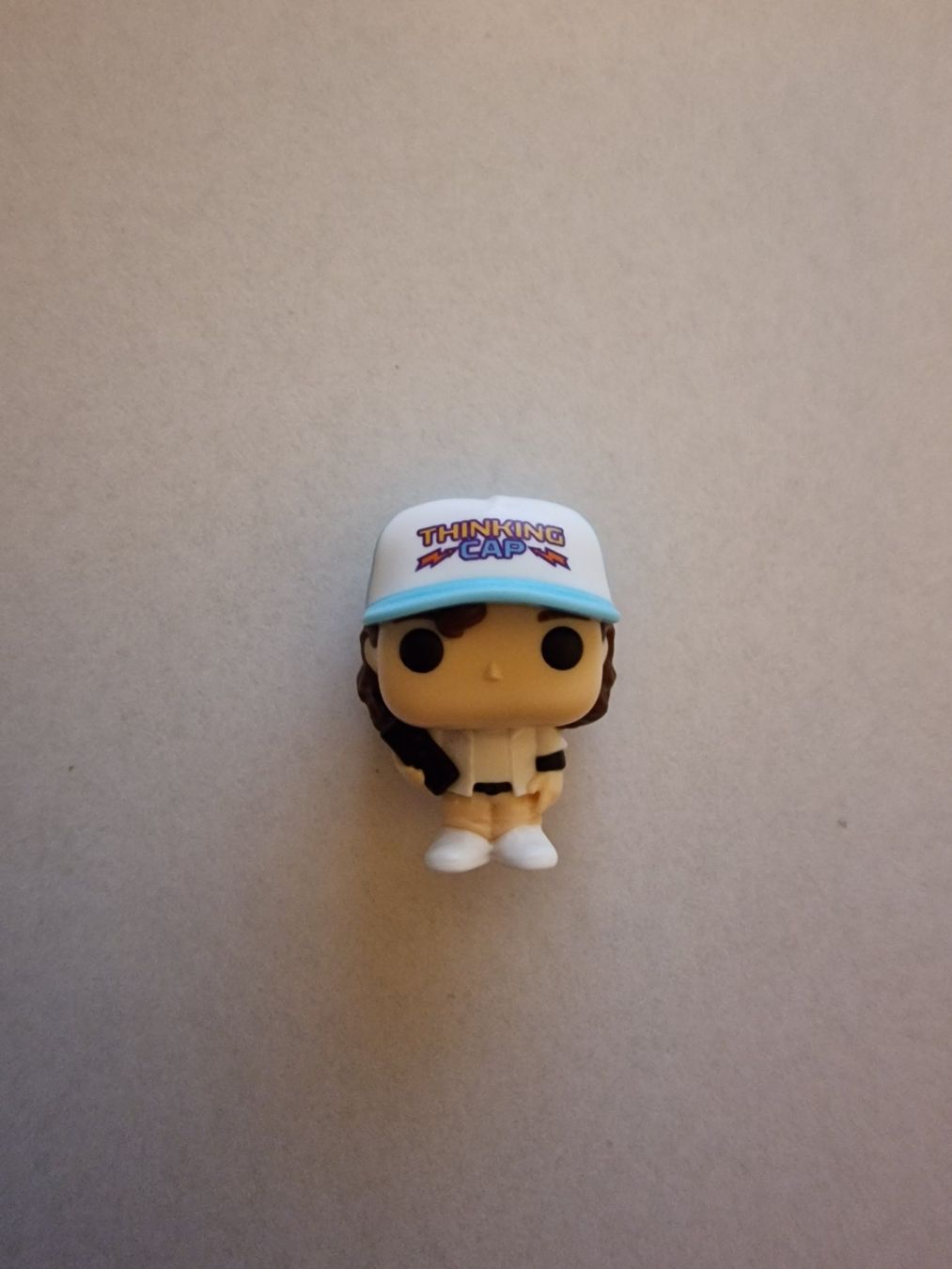 Funko Statuette: Stranger Things Kinder Joy Figur Dustin – Nuovo (secondo la descrizione) da Koppigen venduto da Kellerfundsachen