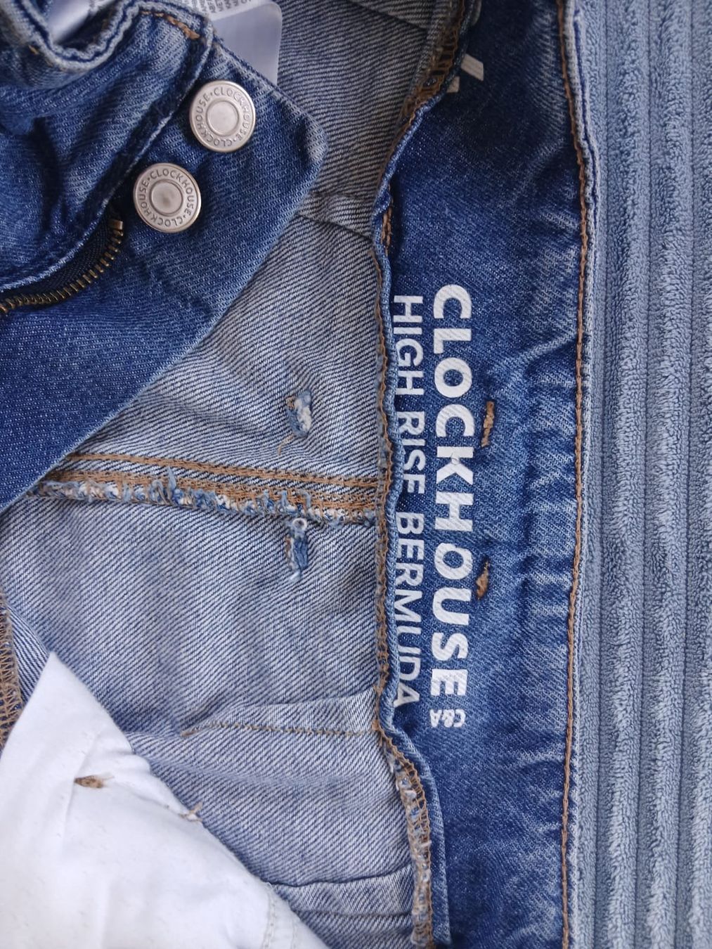 Hosen: Short taille haute femme – Gebraucht aus Neuchâtel von kat_qq96 2