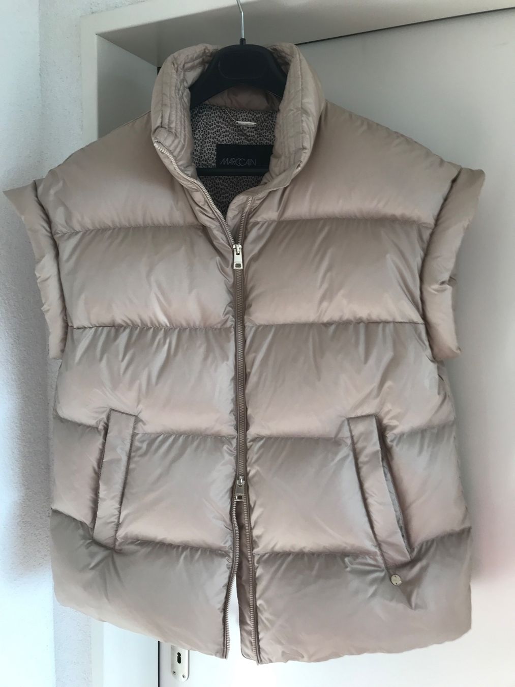 Marc Cain Gilet & Giacche senza maniche: Marc Cain Daunenweste, GoldBeige/hellcamel/warm stone, Gr. 3 – Usato da Niederteufen venduto da mix18 8