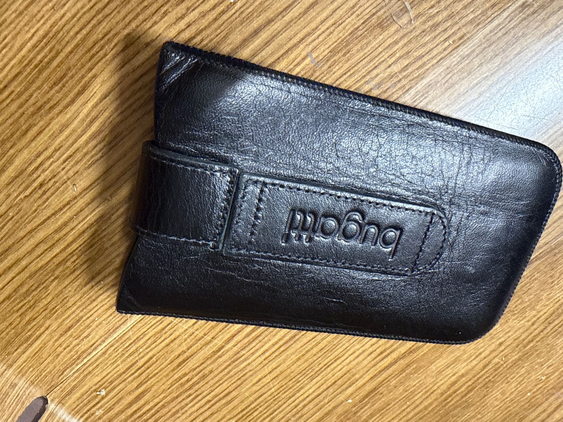 Altro in  Abbigliamento & Accessori: Bugatti Leder Schutzhülle/- Etui, 11 x 8.5 cm, flach – Usato da Amriswil venduto da used2use 1