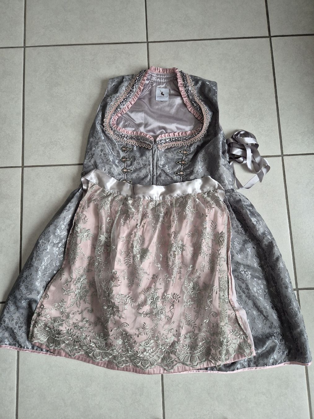 Robes: Dirndl, Grösse 54, neuwertig – D'occasion à Menzingen par Aksirp05