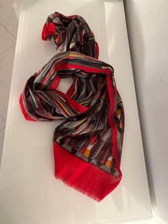 Farbenfroher Schal mit Muster, warm