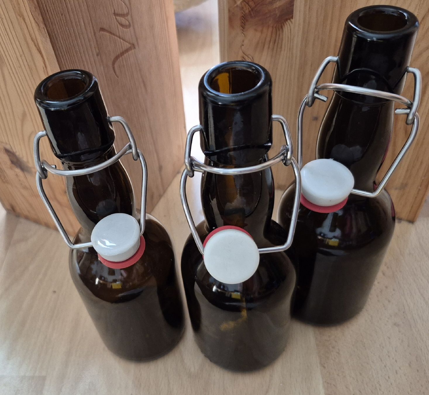 Gläser, Krüge & Flaschen: Bügelflaschen 3 Stk. – Gebraucht aus Adliswil von cha_fq9f 6