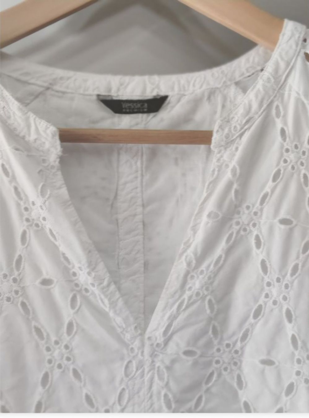 C&A Chemisiers: Edle, wunderschöne weisse Bluse Gr.42 – Neuf (Voir description) à Stäfa par Ildi 1