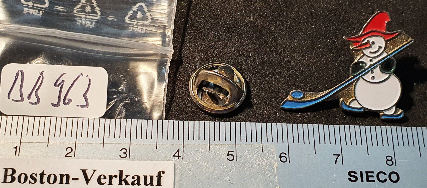 Placchette & Badge: BB963 - Pin Eishockey Schneemann – Usato da Reinach BL venduto da Boston-Verkauf 1