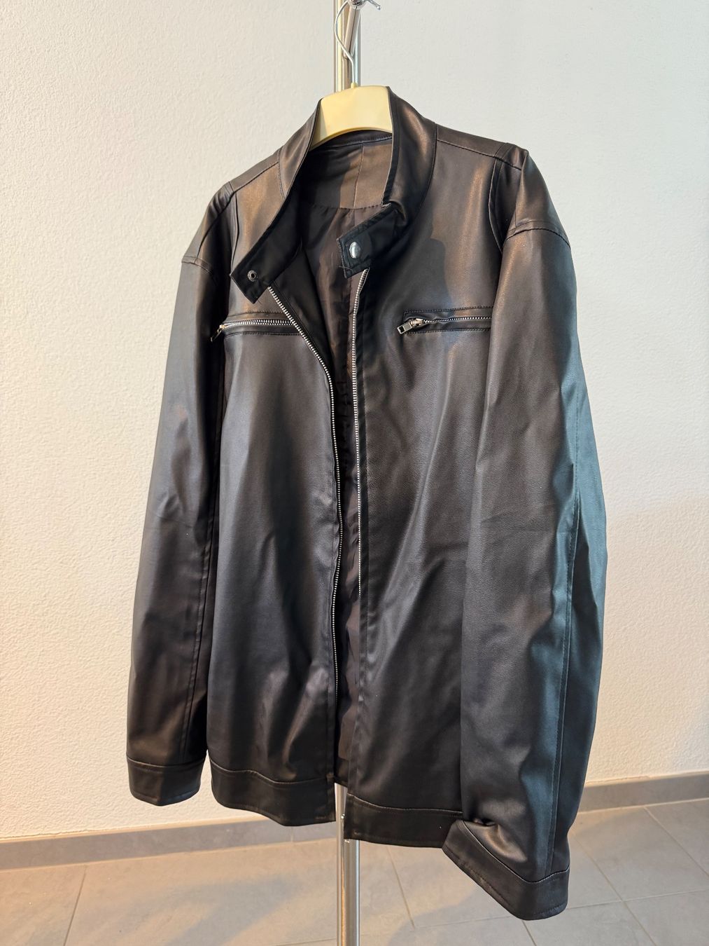 Costumes: Schwarze Kunstlederjacke – D'occasion à Steinen par Robe13