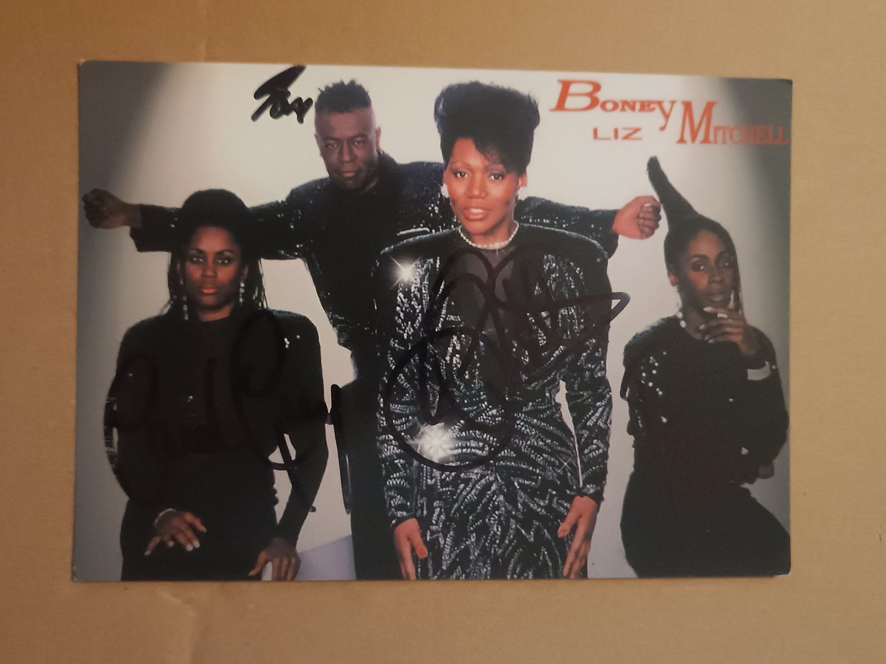 Autografi: Boney M /Liz Mitchell - handsigniert – Usato da Menziken venduto da Artographs