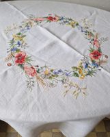 Handbestickte Tischdecke mit Mohnblumen 135x135cm.