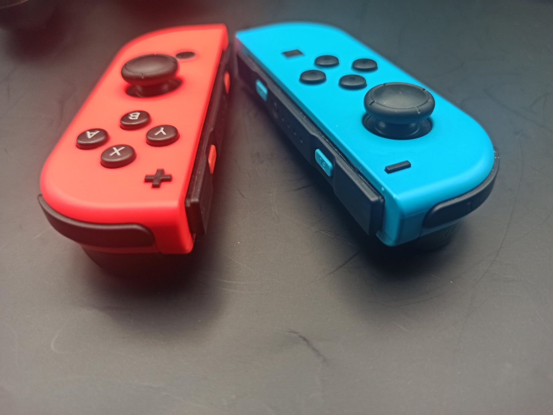Nintendo Controller: Original Nintendo Switch Joy-Con Set (Neon-Rot/Blau) + Grip – Gebraucht aus Oberweningen von mar_87mx 6