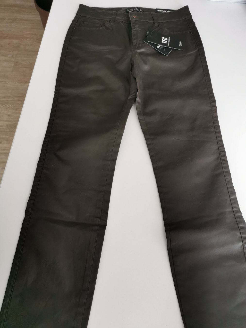 Pantalons: Tolle Hosen "neu" – Neuf avec emballage d'origine à Menziken par Giulietta1