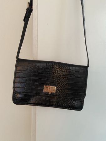 Umhängetasche schwarz Kroko-Look Damen neuwertig