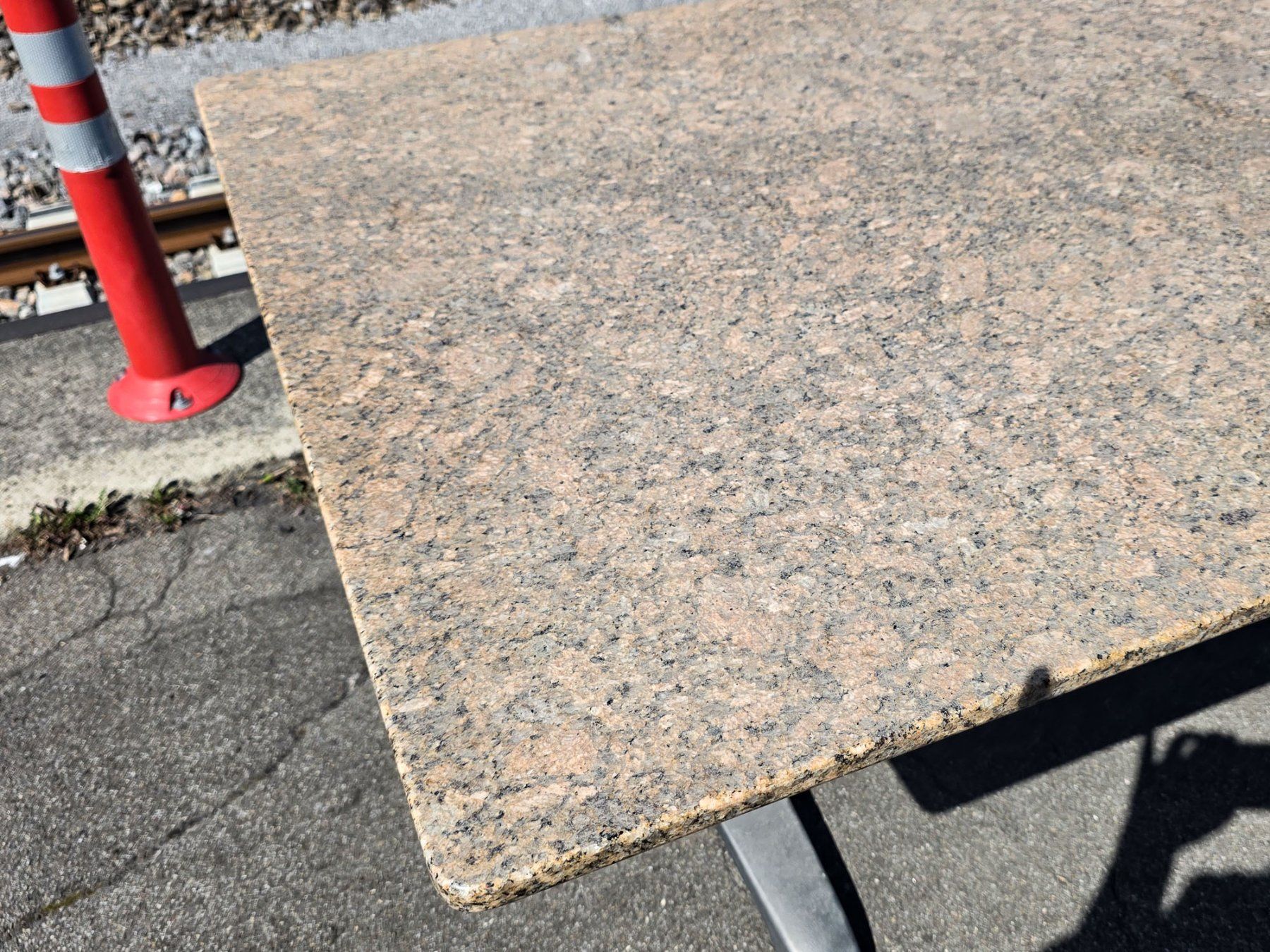 Tavoli: Gartentisch Granit - Metallgestell - Ref. 05/61 – Usato da Au ZH venduto da BrockiAu 5