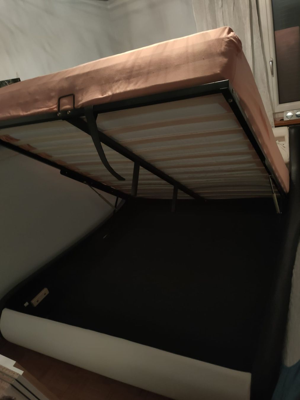 Letti: Bettrahmen 200x180 & Nachtisch – Usato da Brugg AG venduto da AudiibuA 1