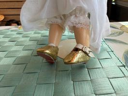 1 Paar Puppenschuhe, kleine Puppenfüsse,  goldig, 4 cm