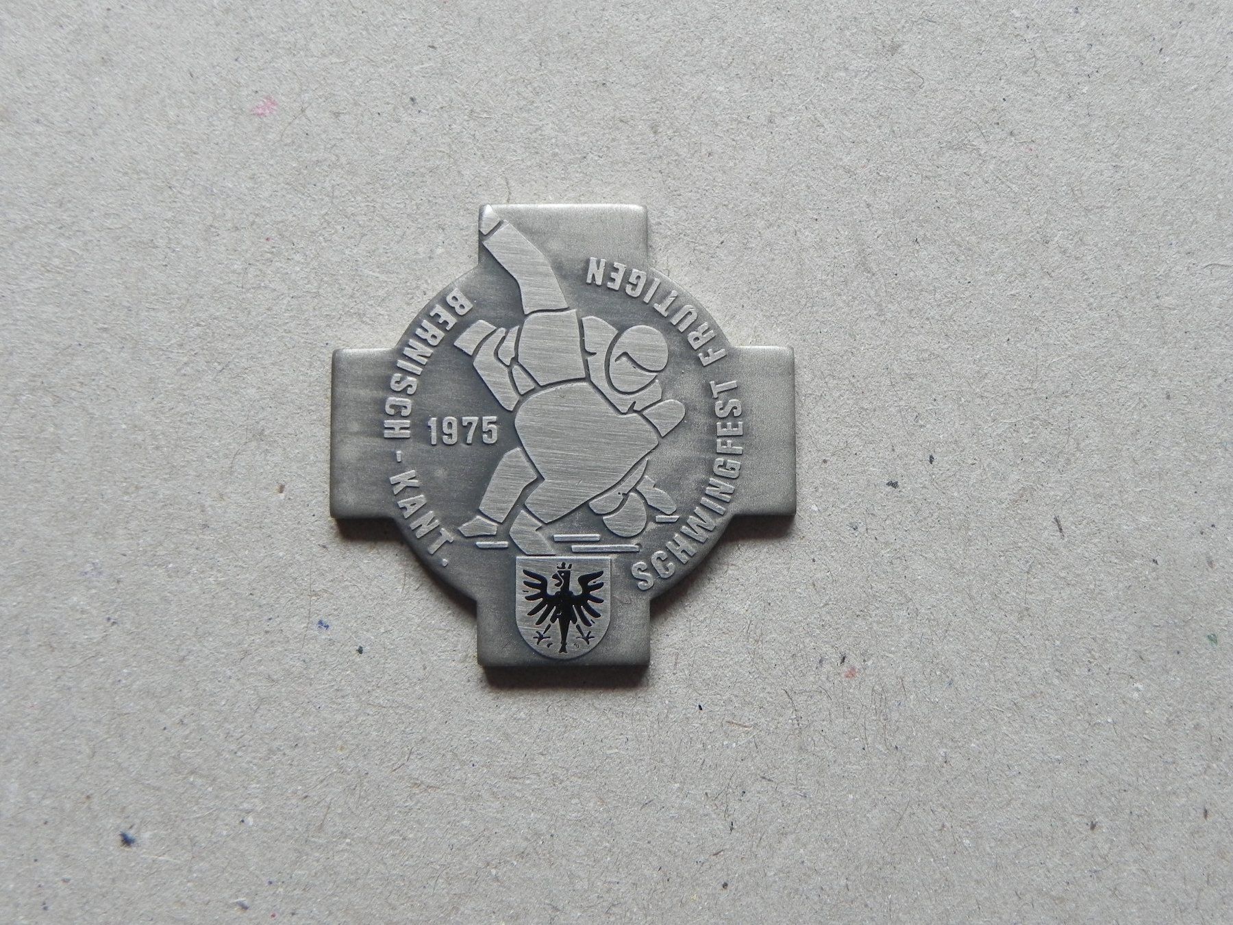 Placchette & Badge: Abzeichen Kantonal Schwingfest Schwingen Frutigen BE 1975 – Usato da Siebnen venduto da krimsie