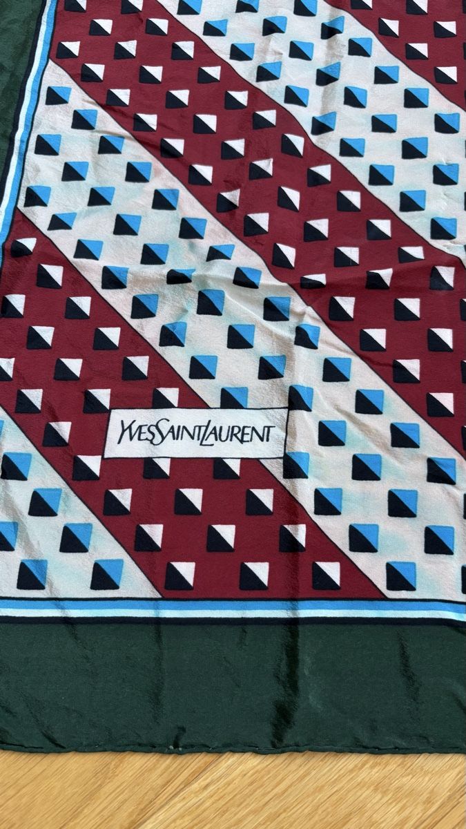 Saint Laurent Foulard & Sciarpe: Seidentuch Yves Saint Laurent – Usato da Boniswil venduto da sa_land 1
