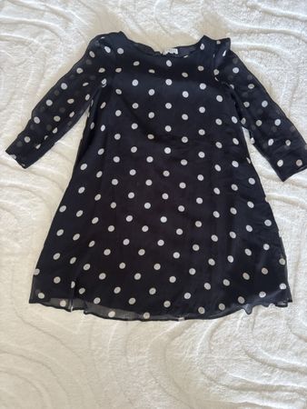 Robe noire à pois blancs, idéale pour la mi-saison!