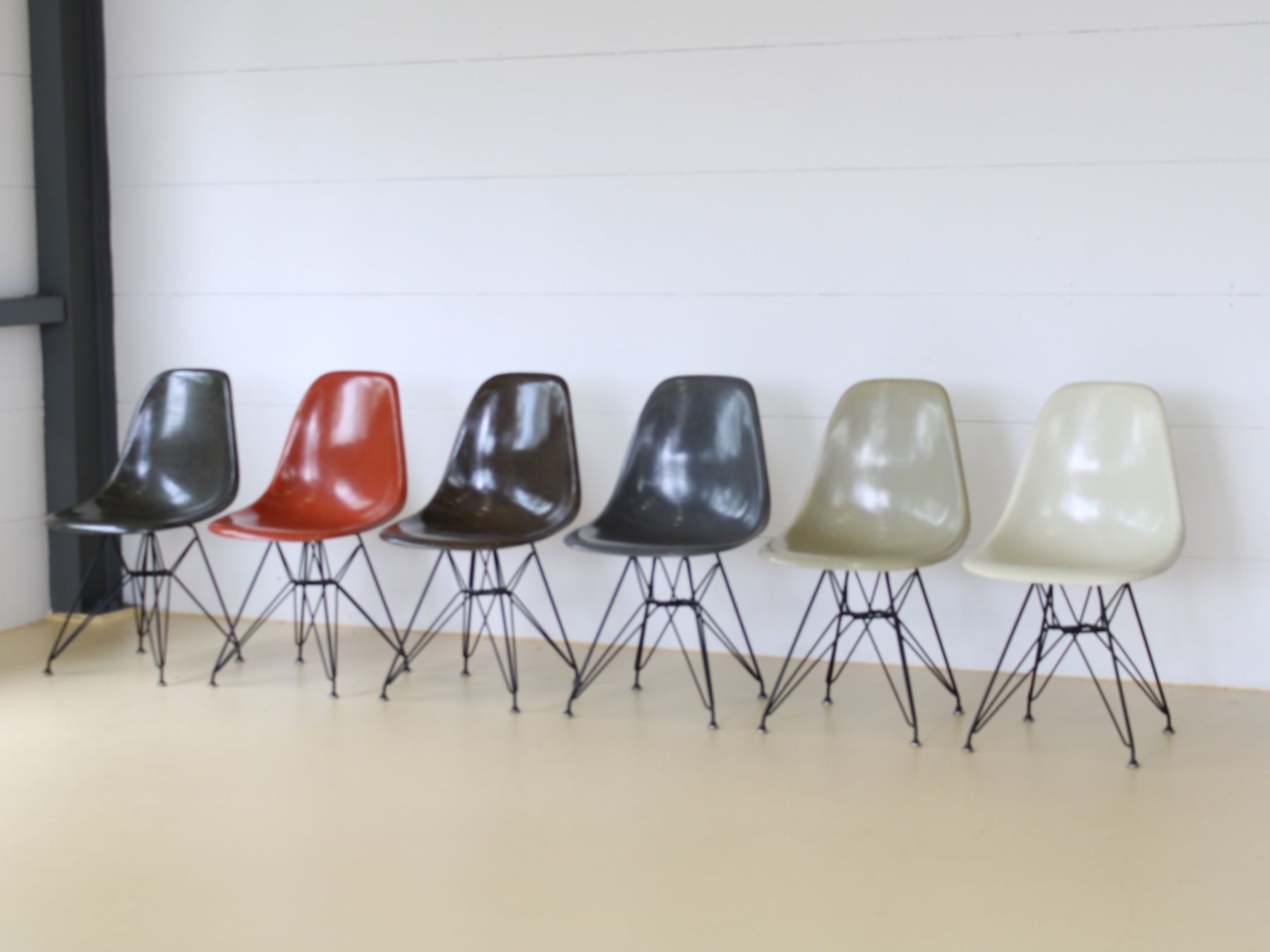 Herman Miller Sedie: Eames Fiberglas Stühle, Hermann Miller – Usato da Meinisberg venduto da atelier_TILIJA