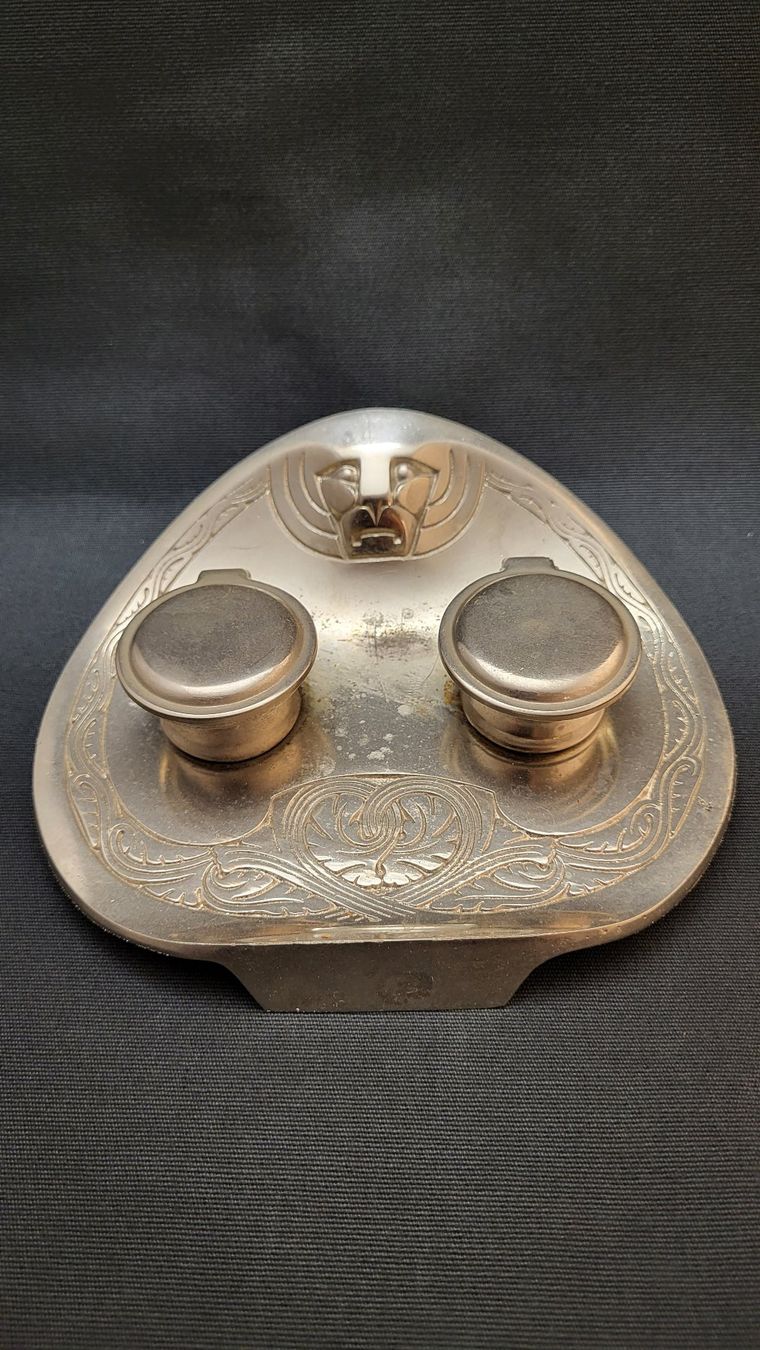 Figuren: Antikes Jugendstil-Tintenfässli mit Loöwe – Gebraucht aus Basel von spinne02