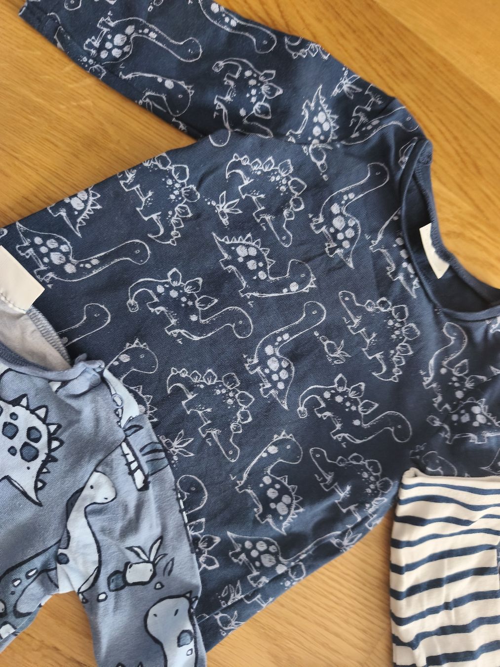 Lotti & Set di vestiti: 3 Langarmshirts, Gr. 62 Dinosaurier – Usato da Näfels venduto da ChocolateMuffin 2