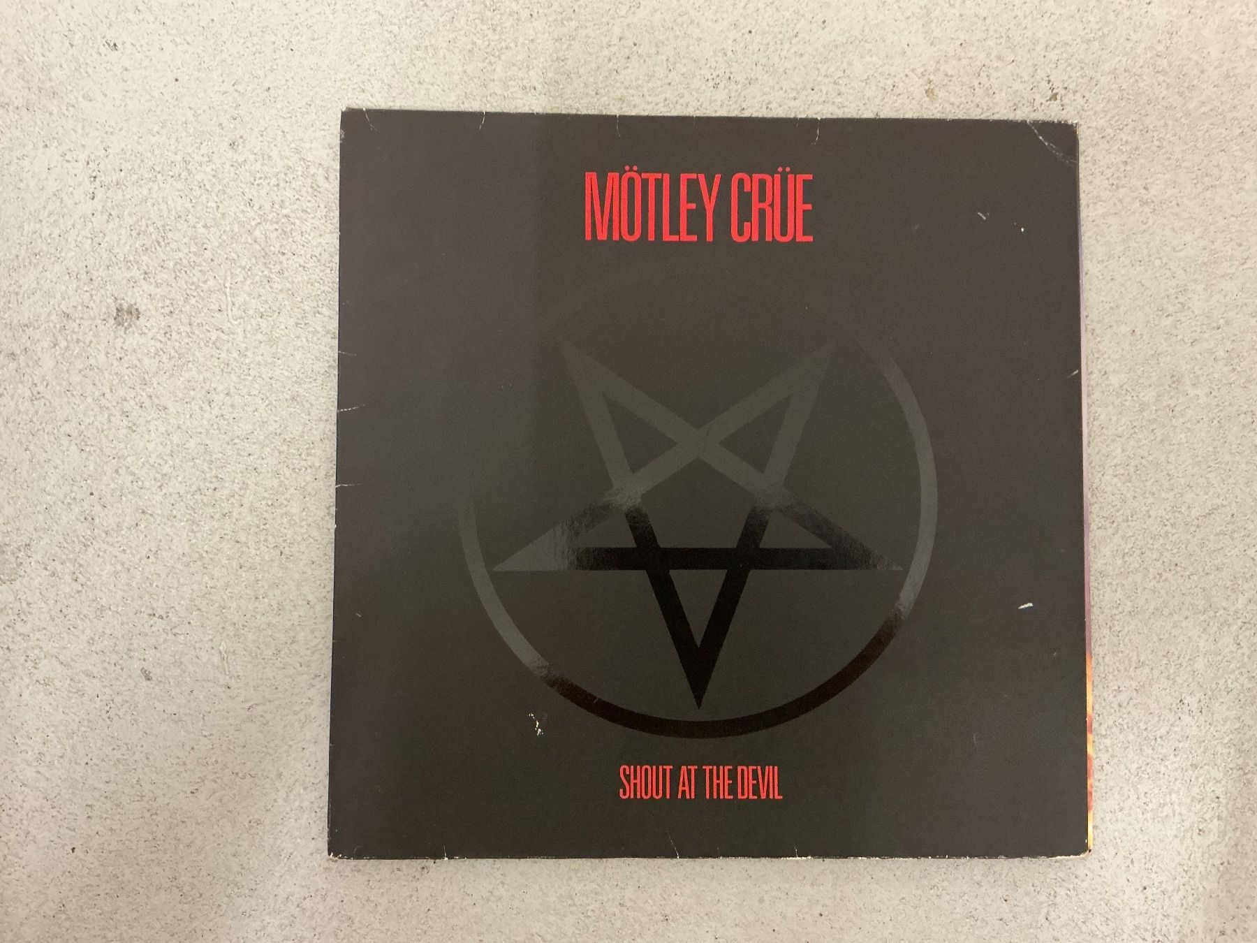 Dischi in vinile: Mötley Crüe LP - Shout at the Devil (VG+) – Usato da Winterthur venduto da Tumko_7_Vinyl