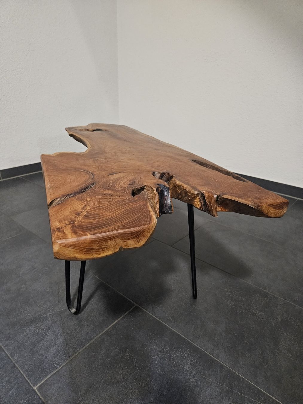 Tables: Couchtisch Baumkante mit Metallbeinen Unikat – D'occasion à Buchs ZH par rit_s6kv 7
