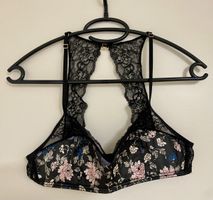 Brassière noire à motifs fleuri et dentelle