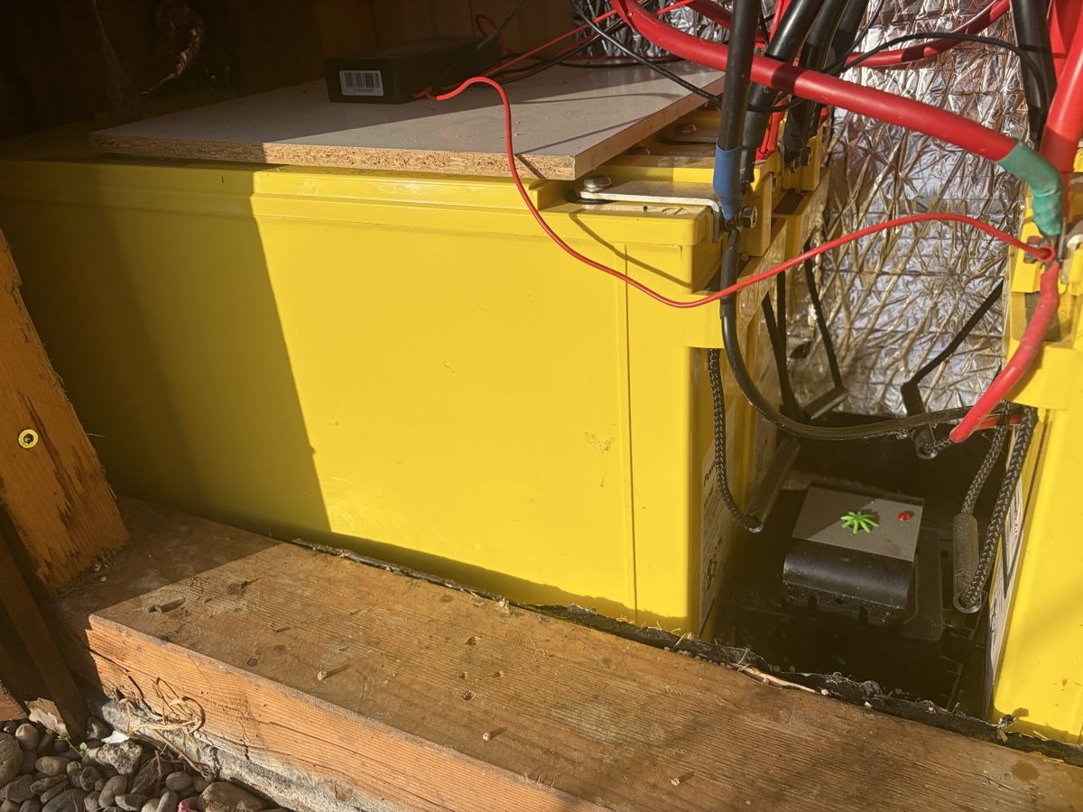 Panneaux solaires: 4x Solar Batterie 12 Volt 190Ah – D'occasion à Luzern par Trackzila 1