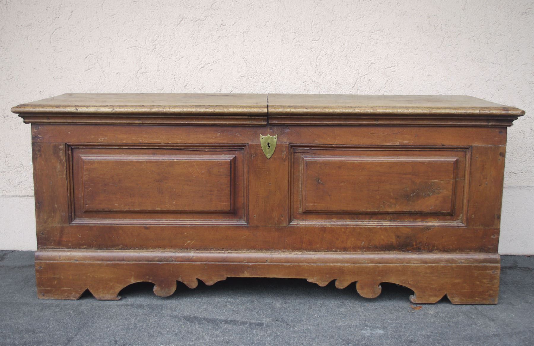 Cassapanche: massive Nussbaum-Truhe um 1800 – Usato da Meggen venduto da Trouvaillen