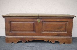 massive Nussbaum-Truhe um 1800