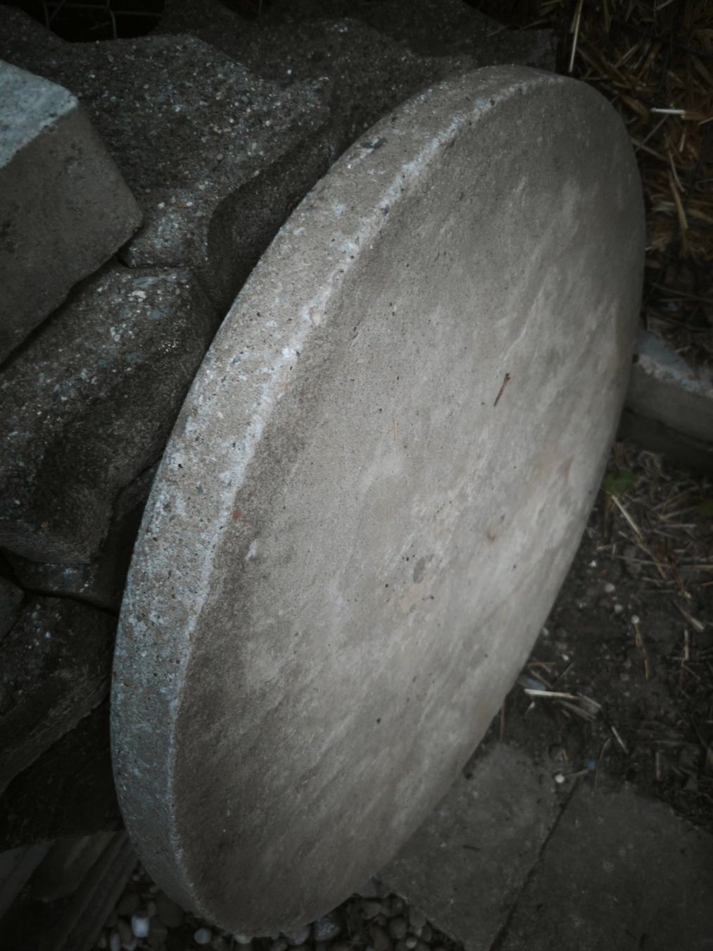 Piatti di portata: Beton Schachtdeckel 66cm Durchm 4,5cm Dick – Usato da Riedtwil venduto da Allesmussweg- 1